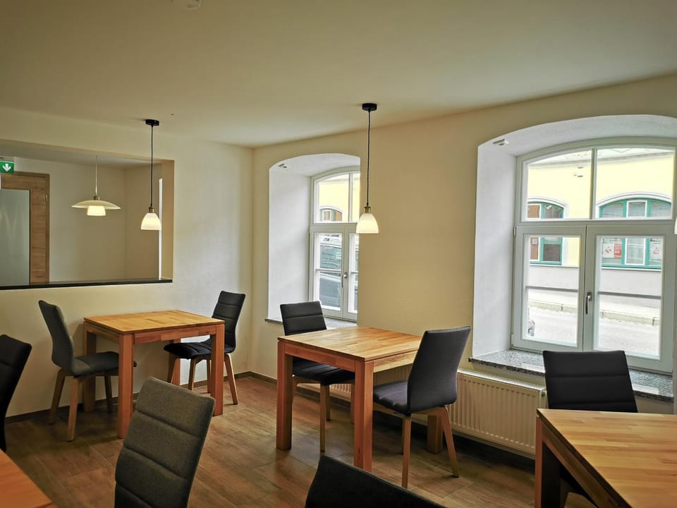 Seating area, Dining area