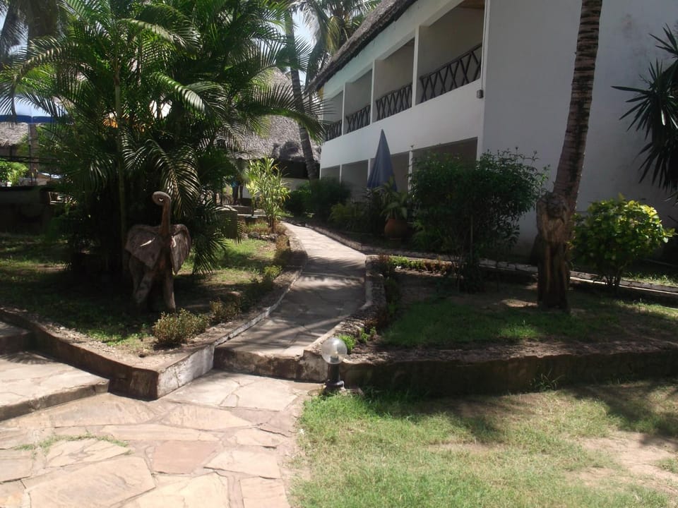 Facade/entrance, Day, Garden, Garden view