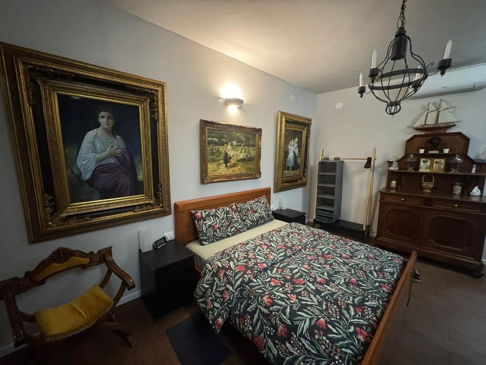 Bed, Photo of the whole room, Decorative detail, Bedroom