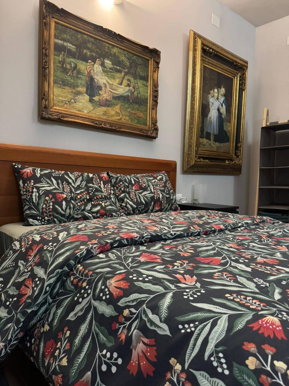 Bed, Photo of the whole room, Decorative detail, Bedroom