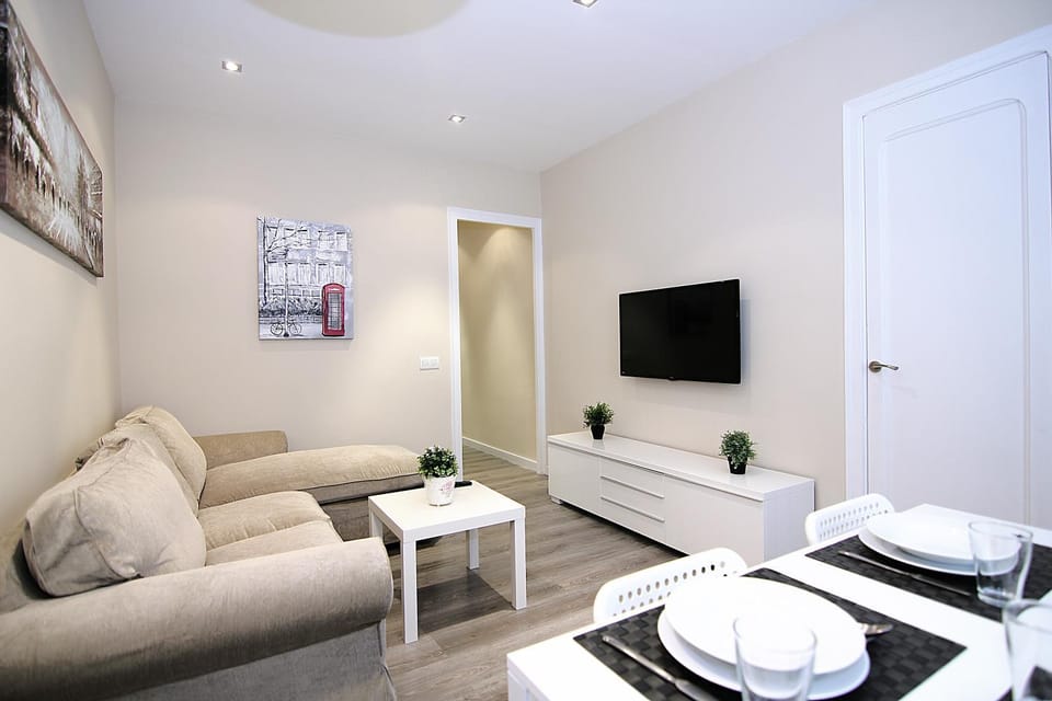 TV and multimedia, Living room, Seating area, Dining area