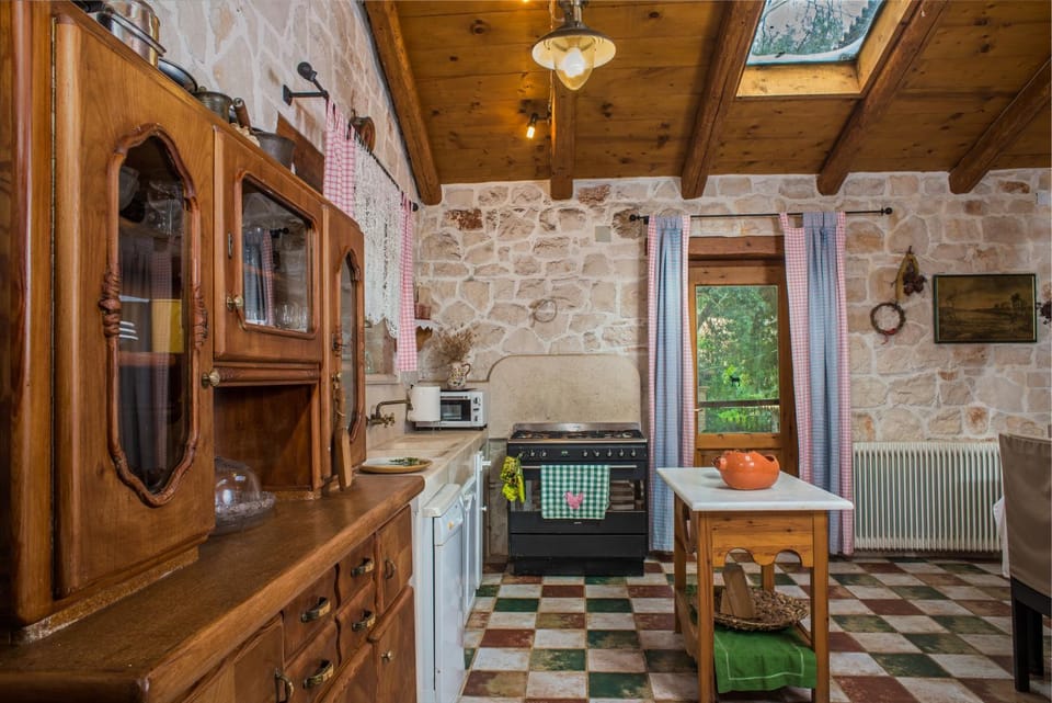 Kitchen or kitchenette, Dining area, minibar, pet friendly, stove
