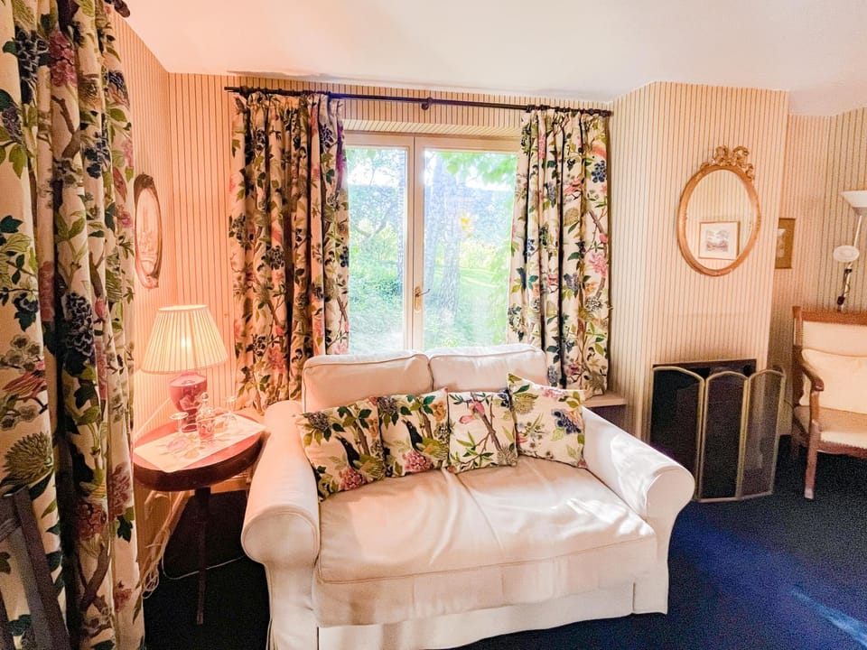 Living room, Photo of the whole room, Seating area