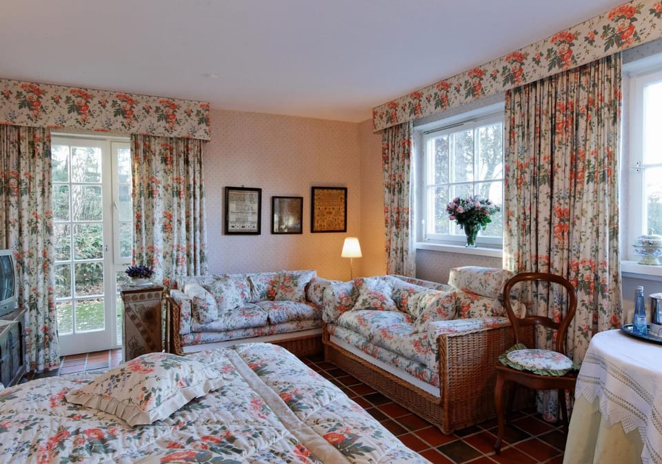 Photo of the whole room, Seating area