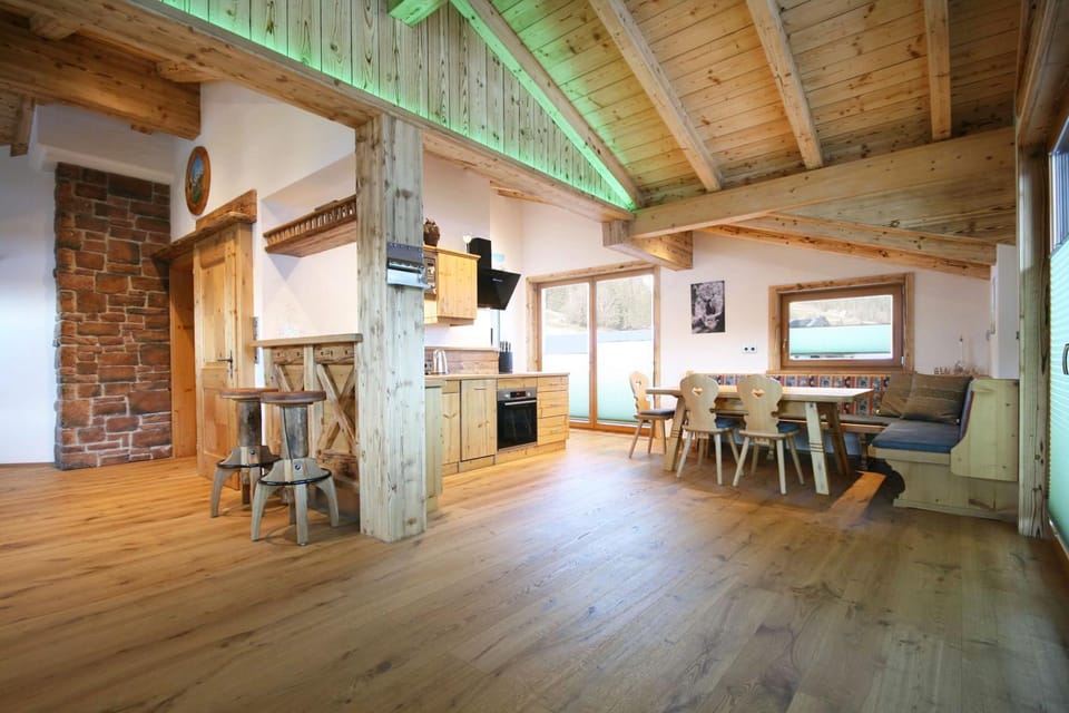 Kitchen or kitchenette, Living room, Seating area, Dining area