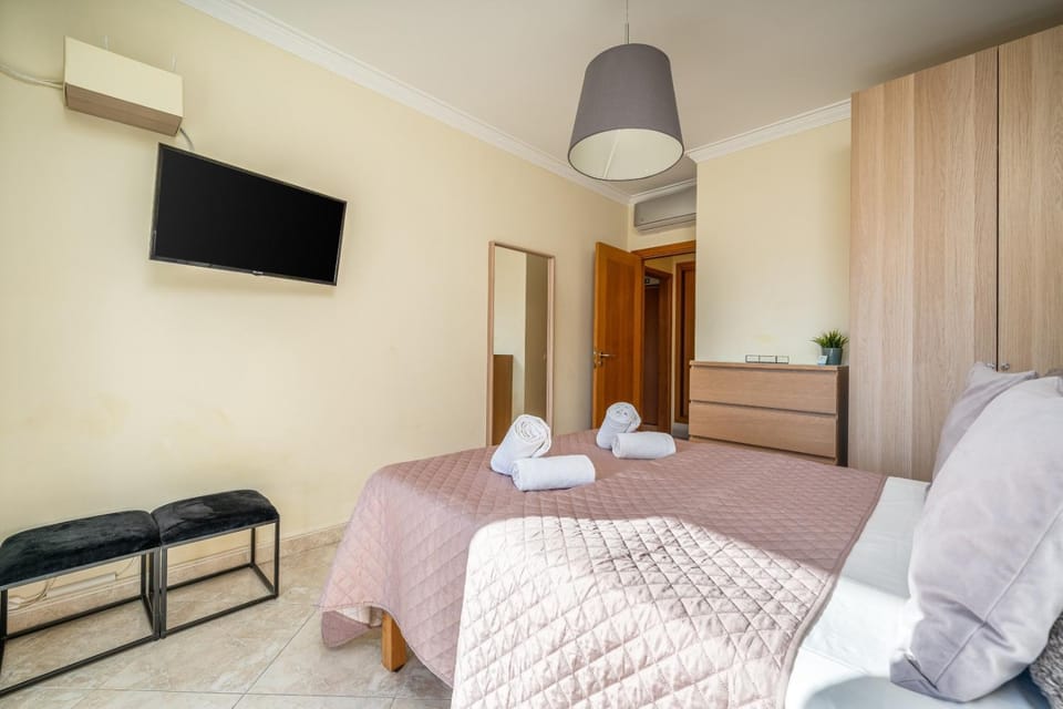Communal lounge/ TV room, Bed, TV and multimedia, Living room, Photo of the whole room, Seating area, Evening entertainment, Bedroom, towels, wardrobe, air conditioner