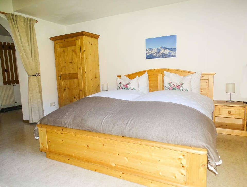 Bed, Living room