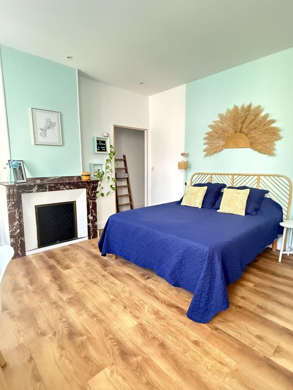 Bed, Photo of the whole room, Bedroom