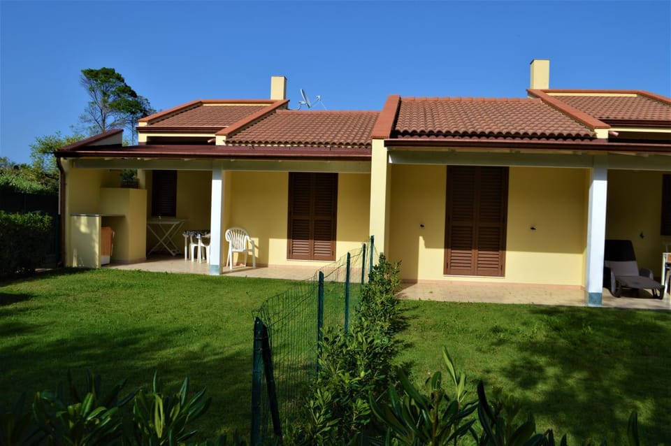 Facade/entrance, Garden, Balcony/Terrace