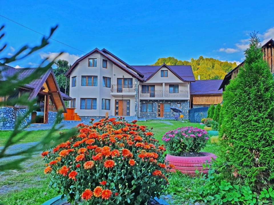 Property building, Patio, Garden, Balcony/Terrace, Seating area, Area and facilities