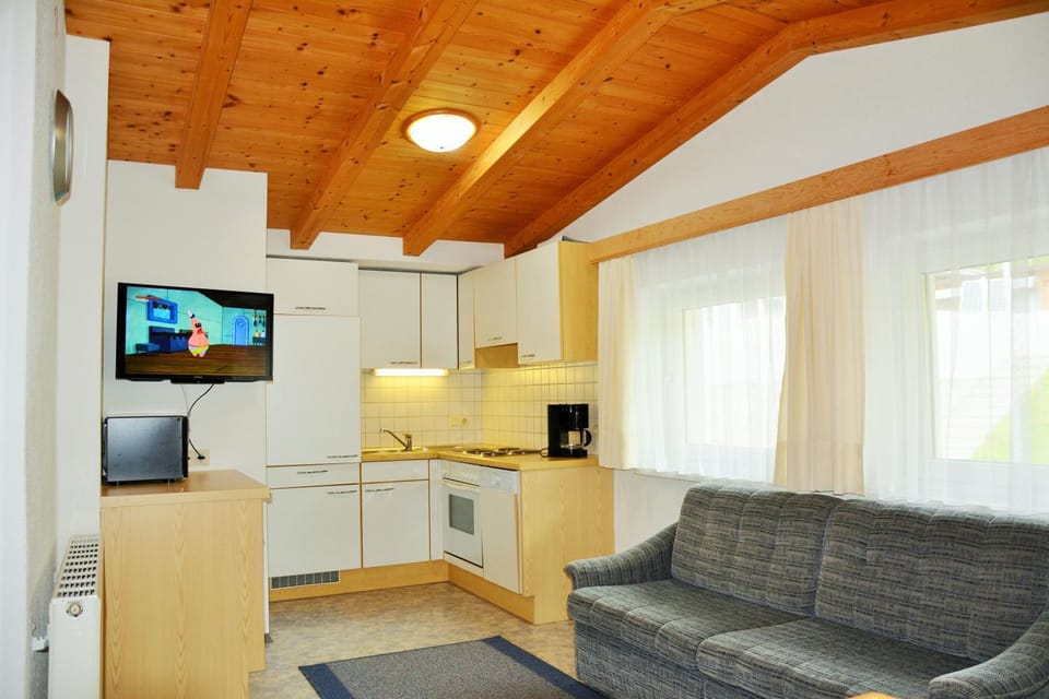 TV and multimedia, Kitchen or kitchenette, Living room, Decorative detail, Decorative detail, Seating area, Dining area