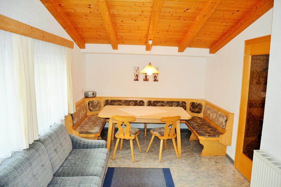 TV and multimedia, Living room, Photo of the whole room, Decorative detail, Seating area, Dining area