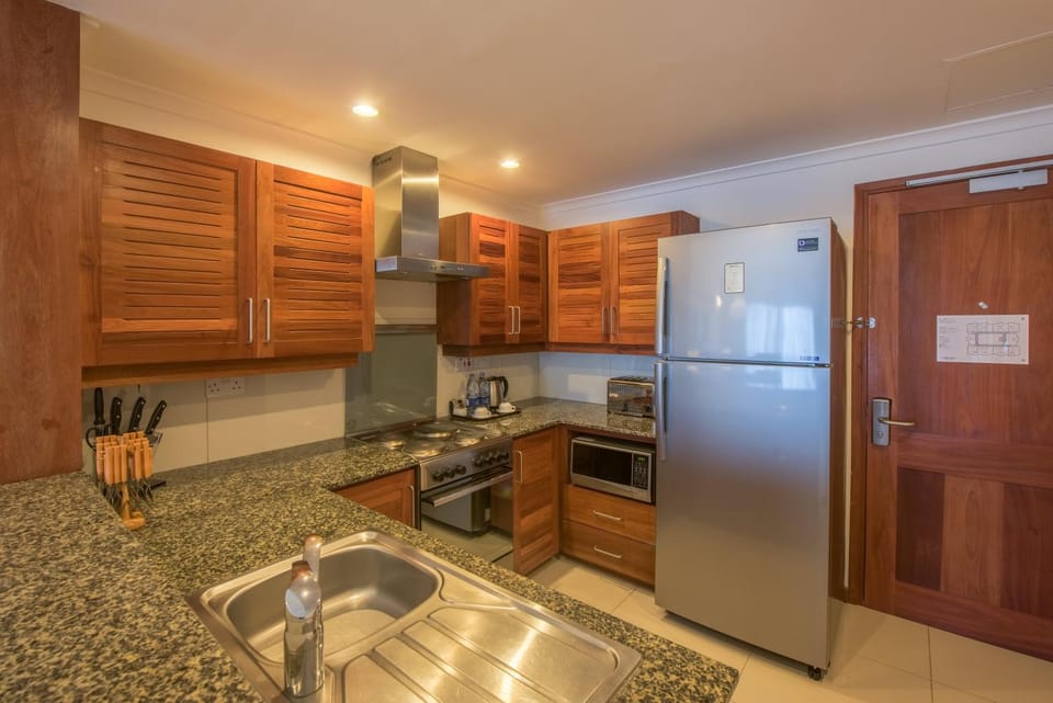 Kitchen or kitchenette, minibar, oven, stove