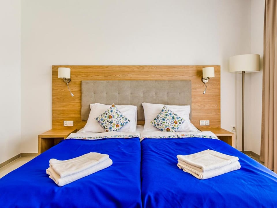 Bed, Photo of the whole room, Decorative detail, Bedroom, Area and facilities