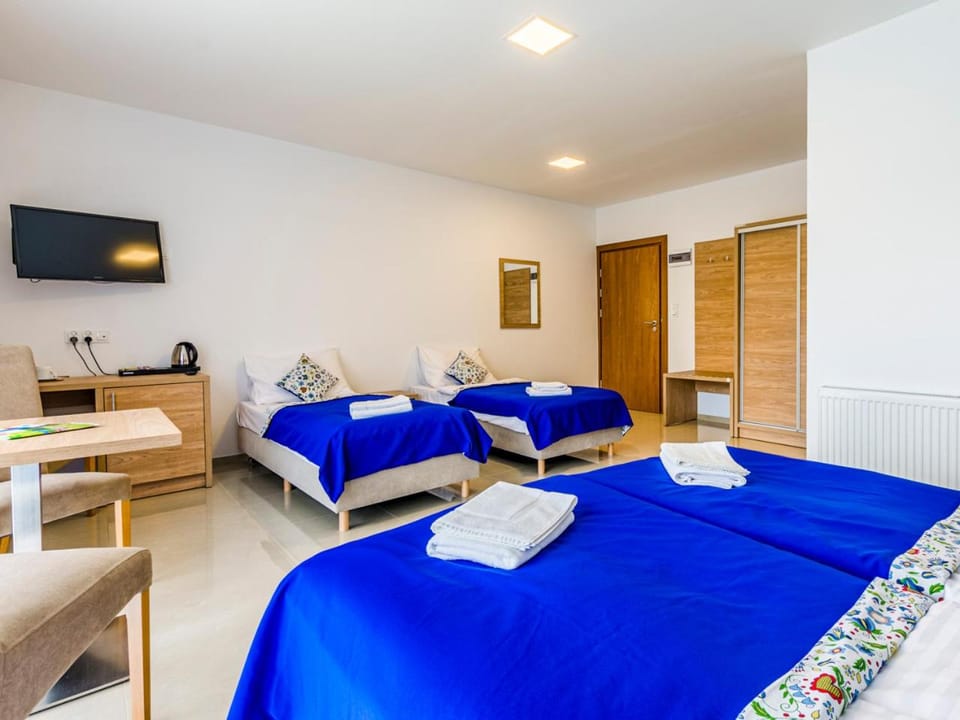 Bed, TV and multimedia, Photo of the whole room, Bedroom, Area and facilities