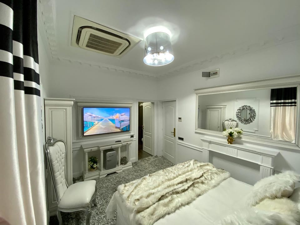 Bed, TV and multimedia, Photo of the whole room, Decorative detail