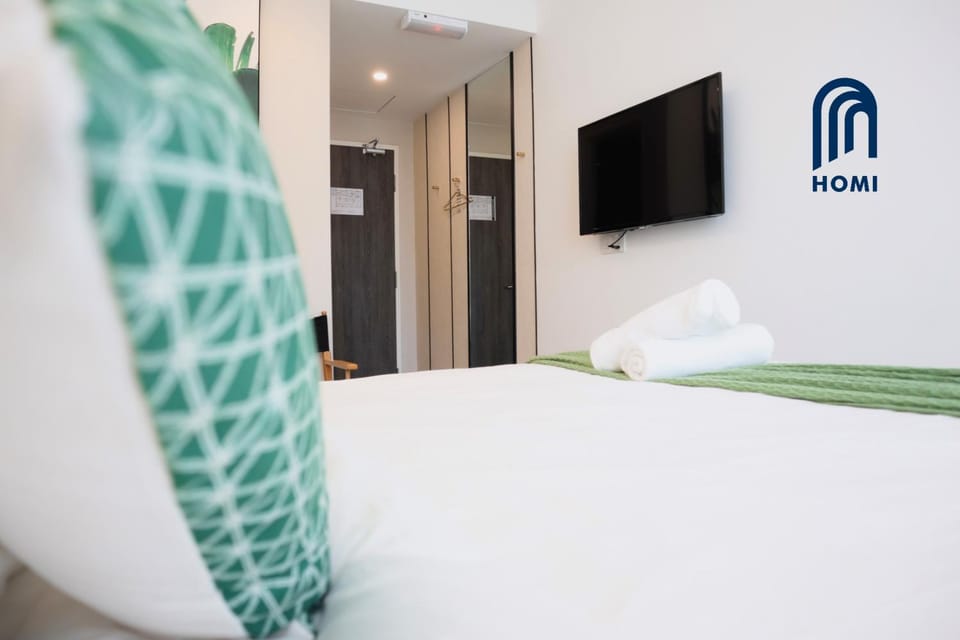 Bed, TV and multimedia, Bedroom, towels