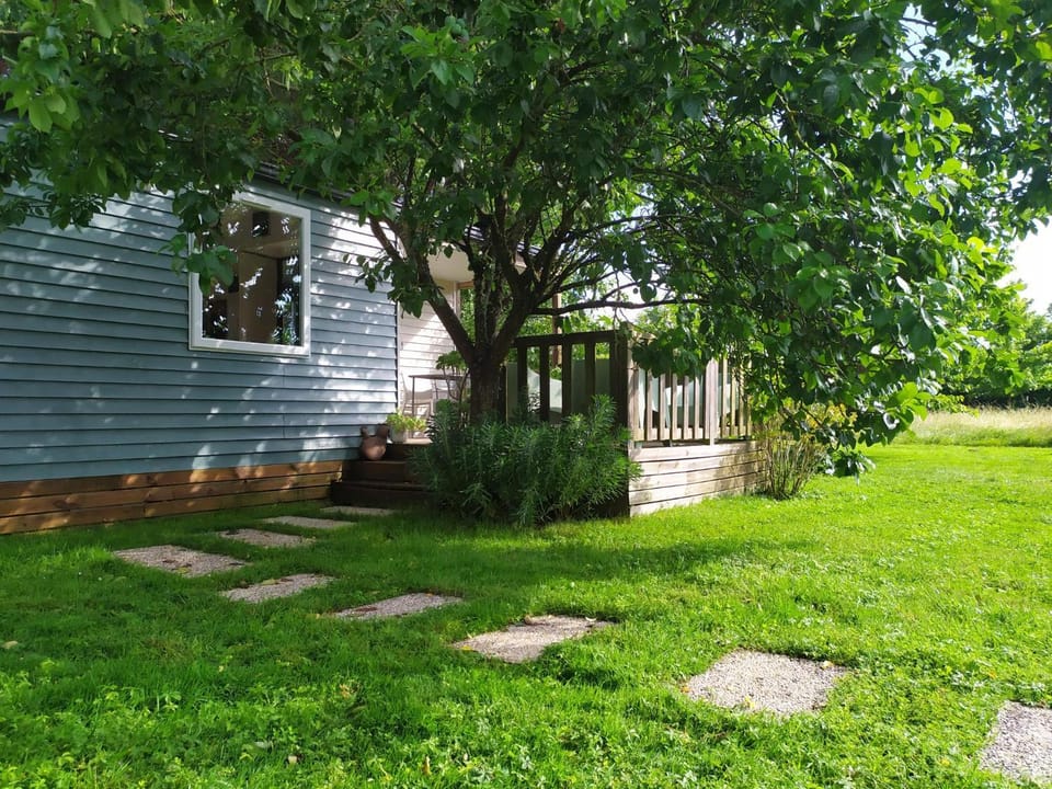 Property building, Spring, Day, Natural landscape, Garden, Garden view