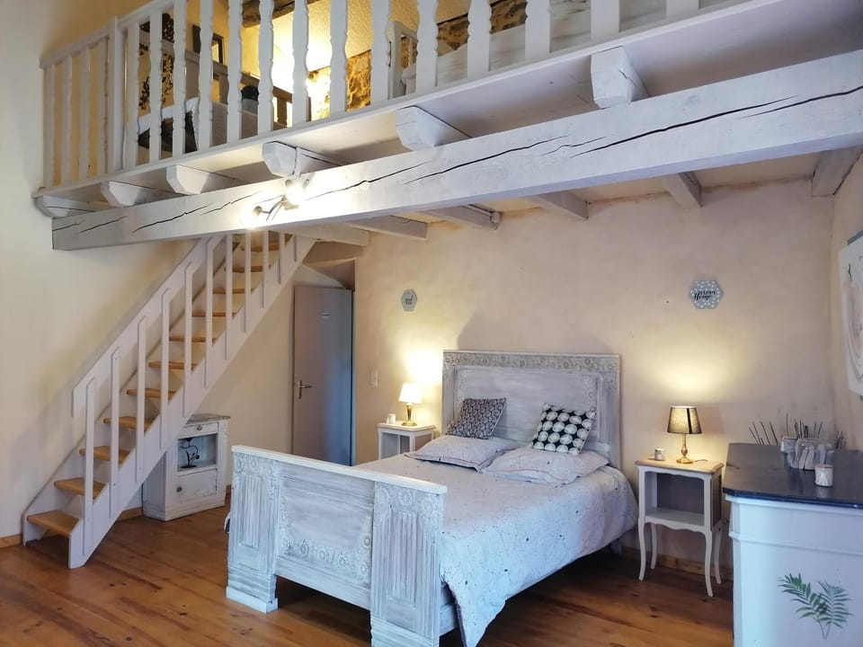 Bed, Photo of the whole room, Bedroom