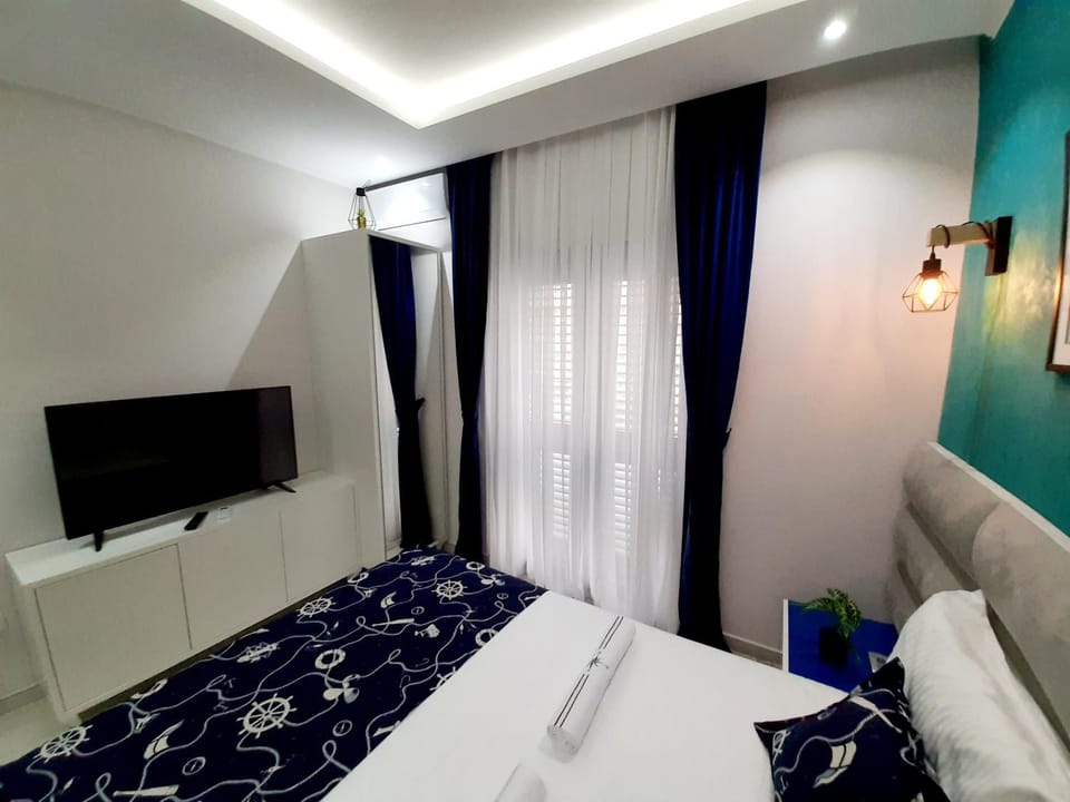 Communal lounge/ TV room, Bed, TV and multimedia, Photo of the whole room, Bedroom