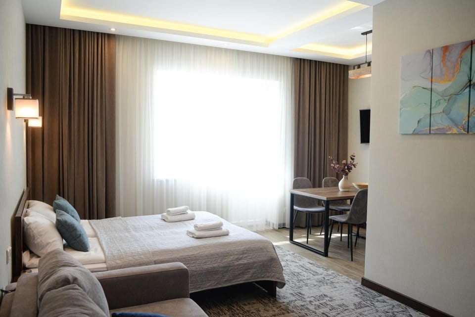Bed, Living room, Photo of the whole room, Seating area, Bedroom