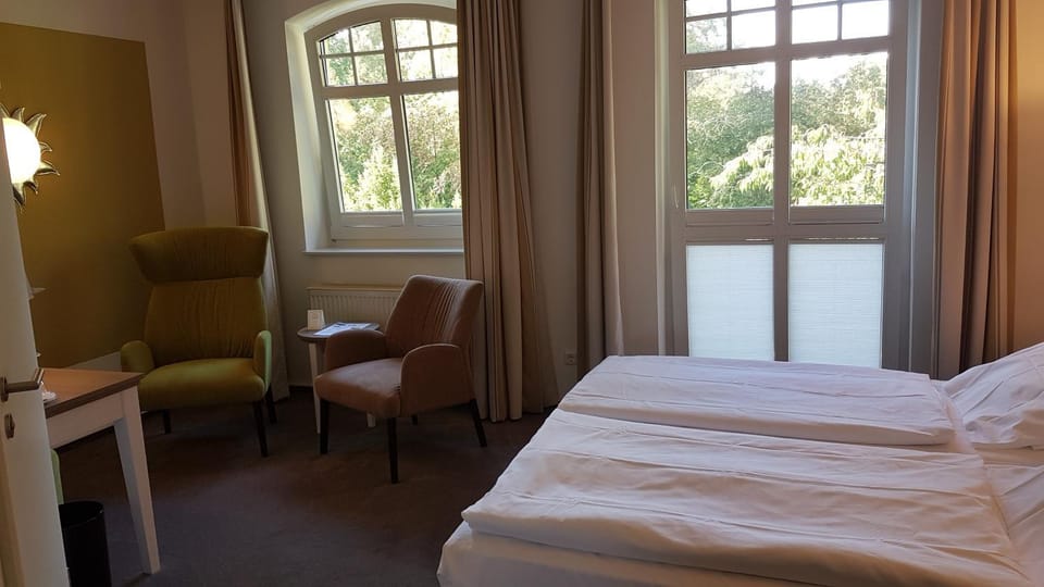 Bed, Photo of the whole room, hair dresser