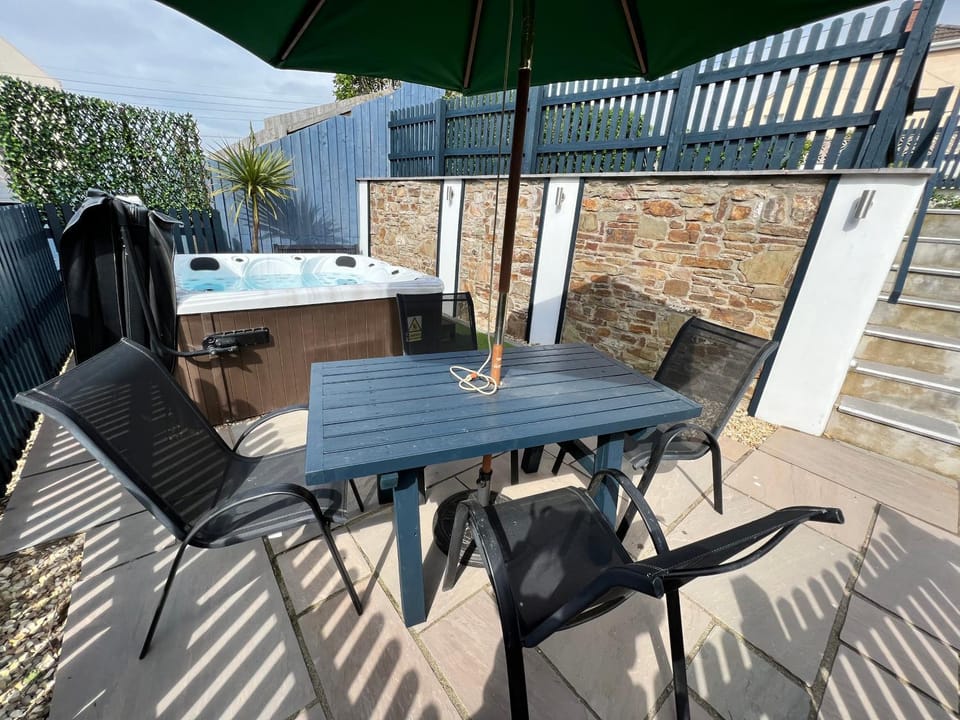 Garden, Hot Tub