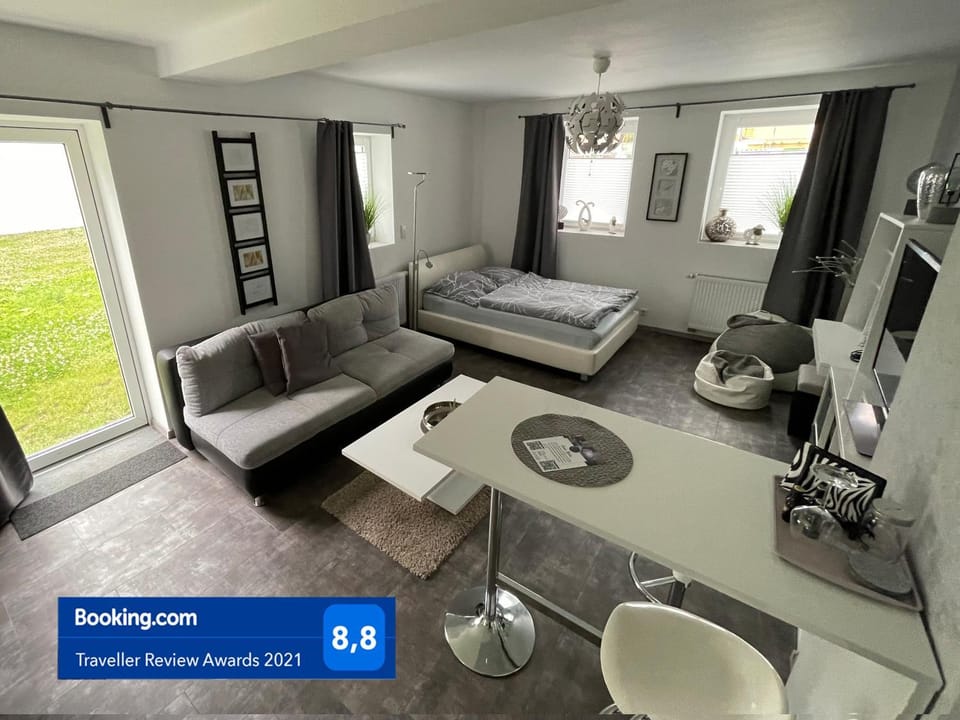 Property building, Kitchen or kitchenette, Living room, Dining area, Food
