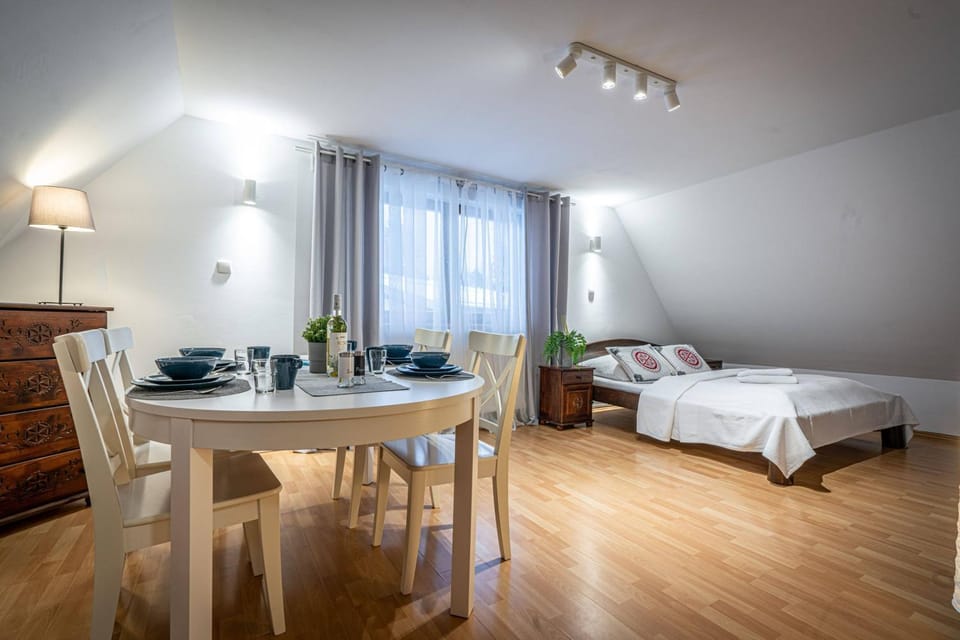 Bed, Photo of the whole room, Dining area, Bedroom, towels