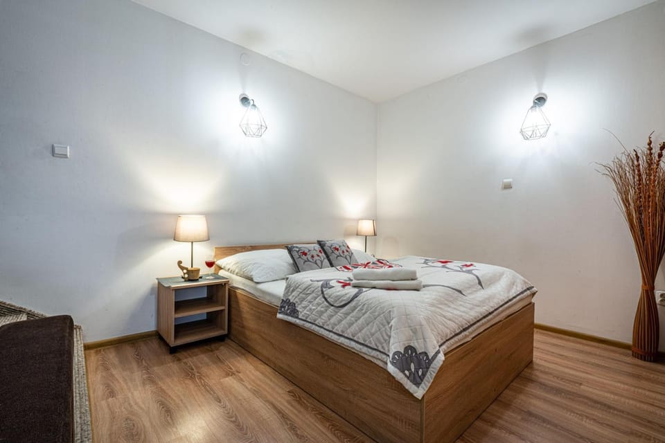 Bed, Photo of the whole room, Decorative detail, Bedroom, towels