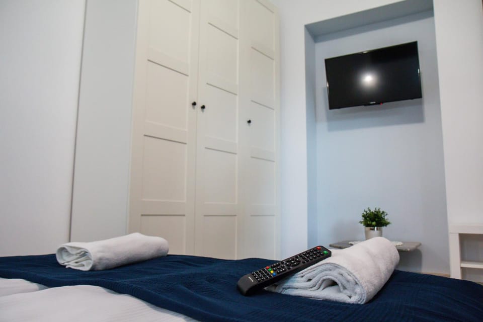 Bed, TV and multimedia, Photo of the whole room, Bedroom, towels, wardrobe