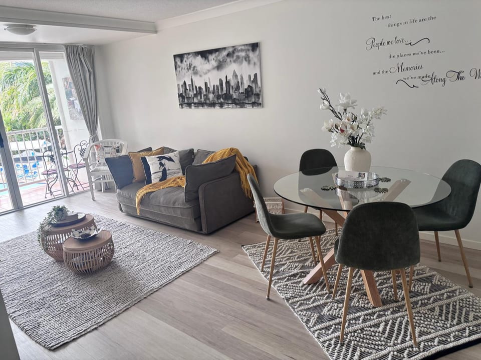 Broadbeach - Shop, Dine & Unwind Apartment in Mermaid Waters