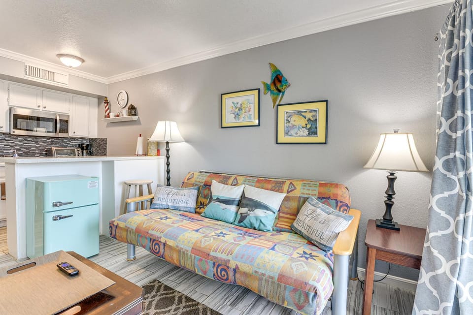Walk to Pier & Beach: Galveston Condo w/ Balcony! House in Galveston Island