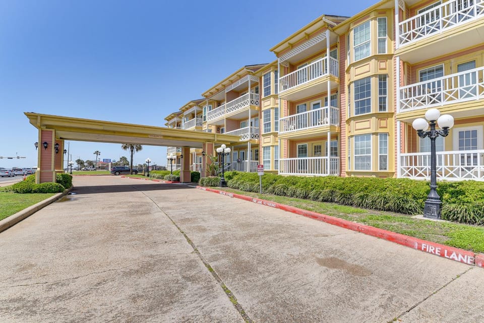 Walk to Pier & Beach: Galveston Condo w/ Balcony! House in Galveston Island