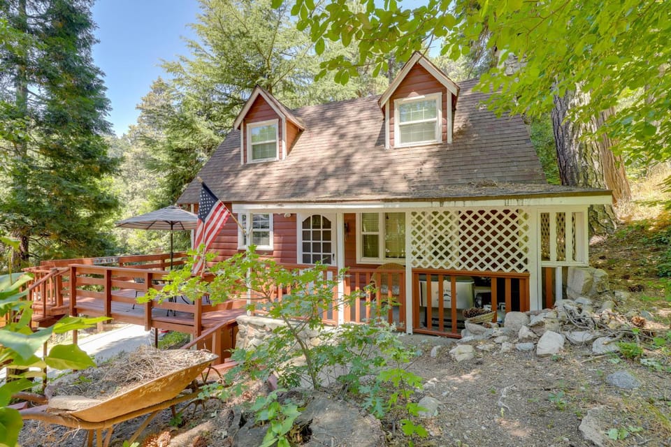 Vintage Snow White Cottage about 2 Miles to Village! House in Lake Arrowhead