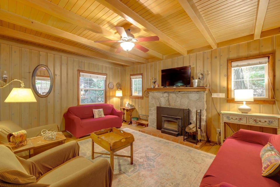 Vintage Snow White Cottage about 2 Miles to Village! House in Lake Arrowhead