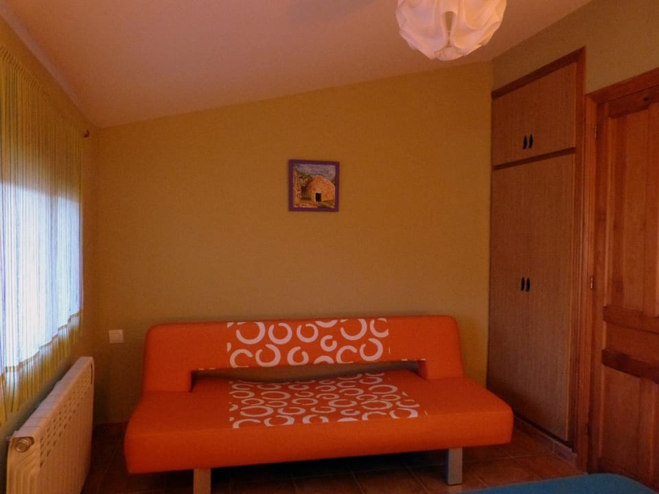 Photo of the whole room, Bedroom, wardrobe