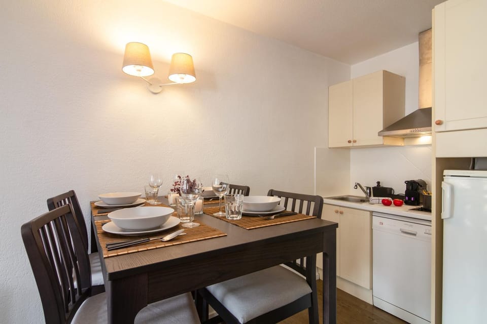 Kitchen or kitchenette, Dining area