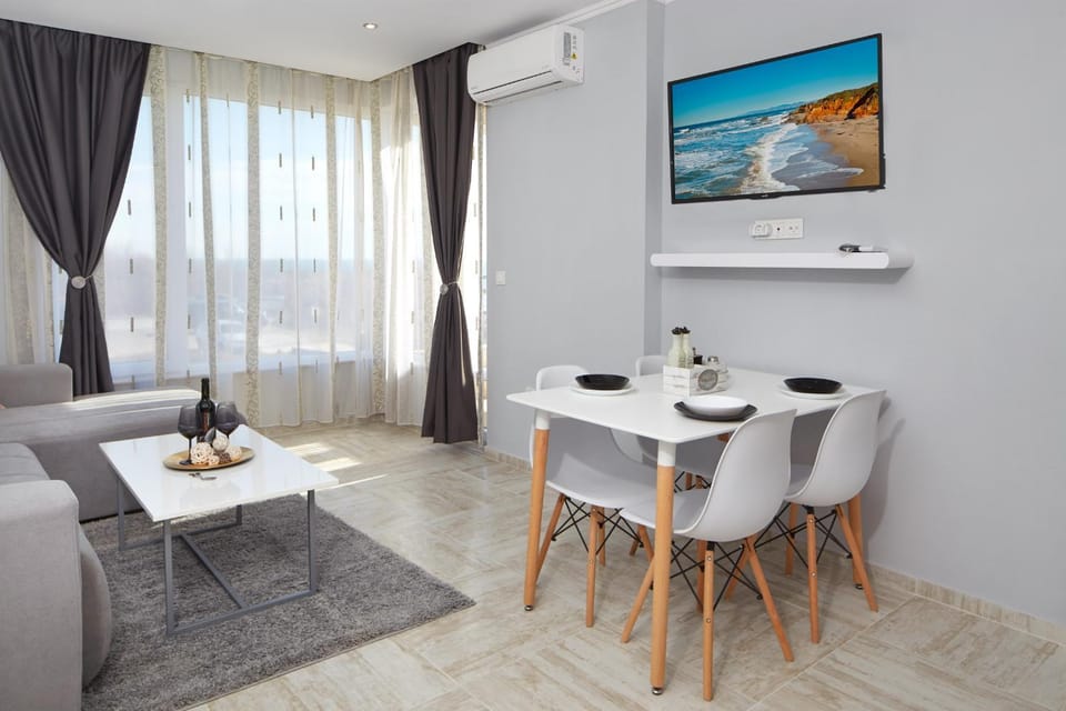 Communal lounge/ TV room, Seating area, Dining area