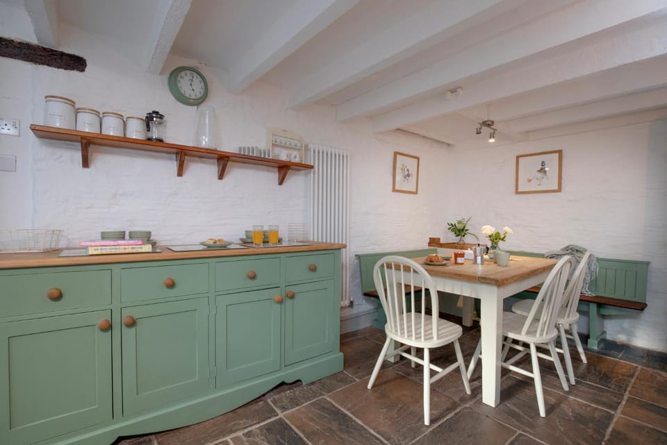 Kitchen or kitchenette, Dining area, kitchen