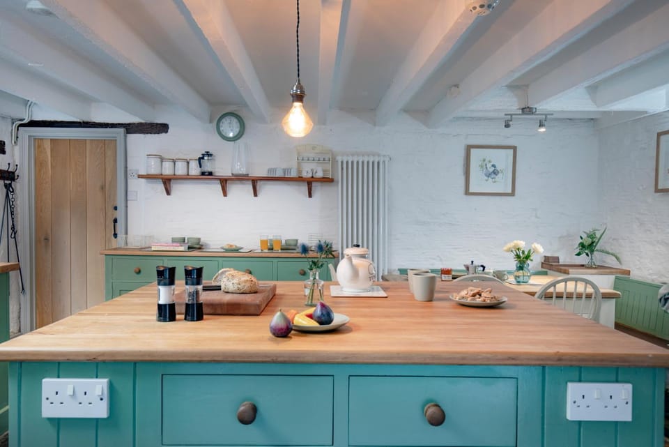 Kitchen or kitchenette, kitchen