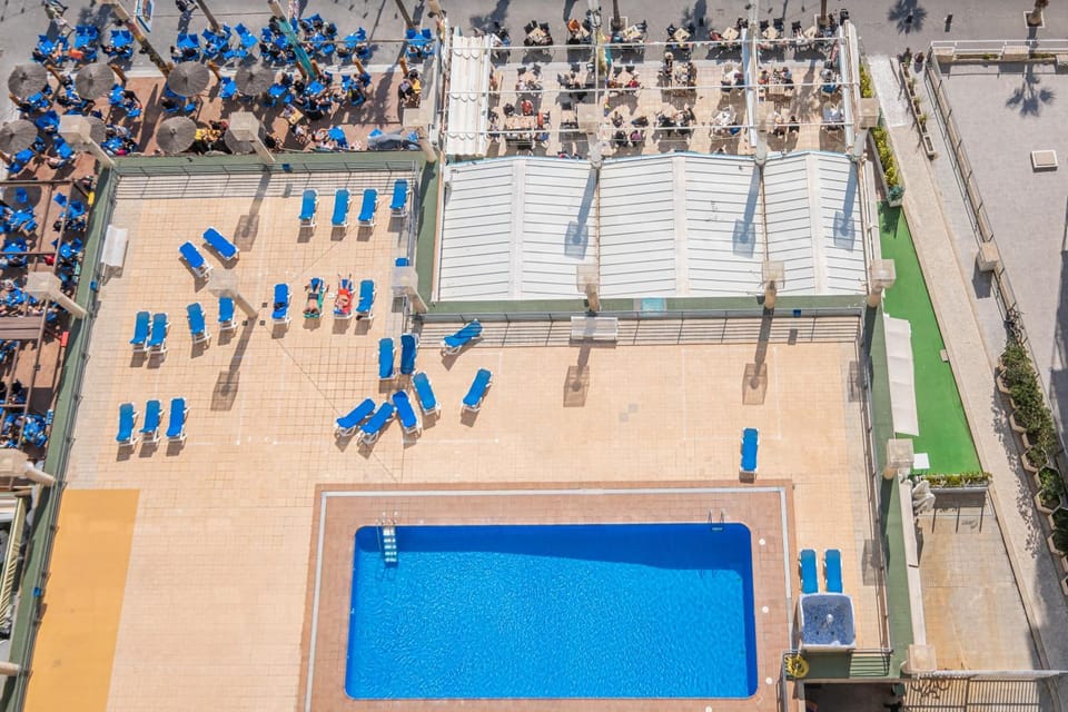 Day, Solarium, Pool view, Swimming pool, sunbed
