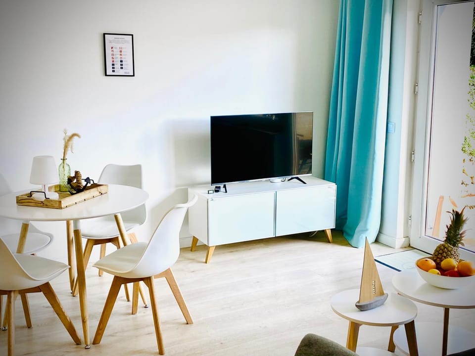 TV and multimedia, Living room, Food and drinks, Seating area, Dining area, Evening entertainment, Food