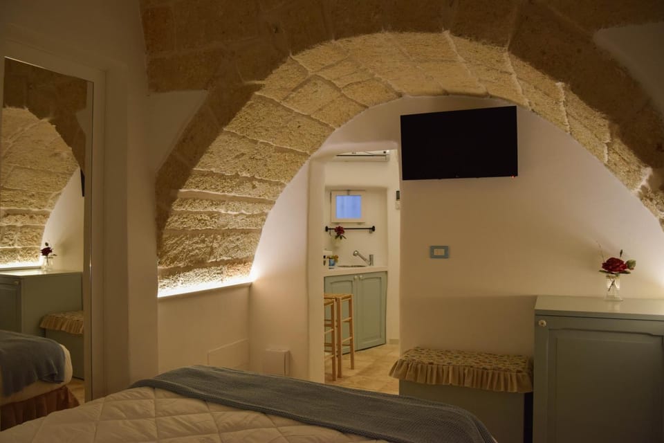 Bed, TV and multimedia, Bedroom
