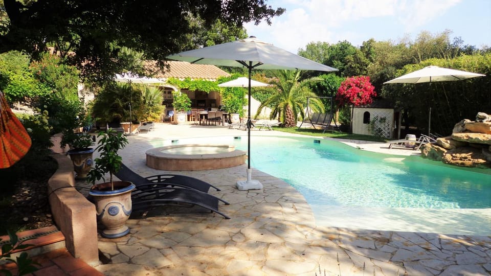 Communal lounge/ TV room, Natural landscape, BBQ facilities, Garden, Hot Tub, Solarium, Communal kitchen, Garden view, Pool view, Swimming pool, sunbed