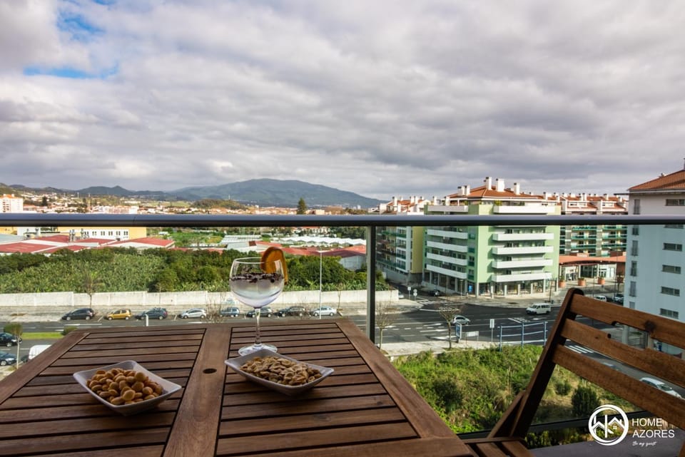 View (from property/room), Balcony/Terrace, City view, Mountain view