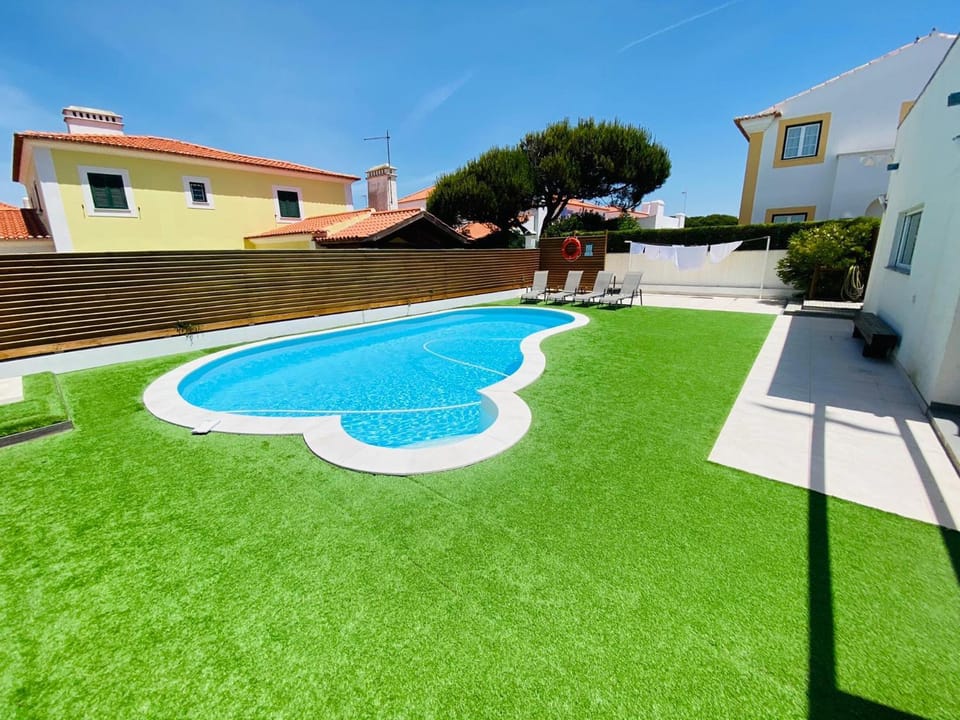 Swimming pool, sunbed