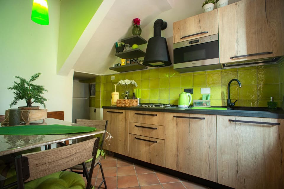 Kitchen or kitchenette, Dining area, Communal kitchen