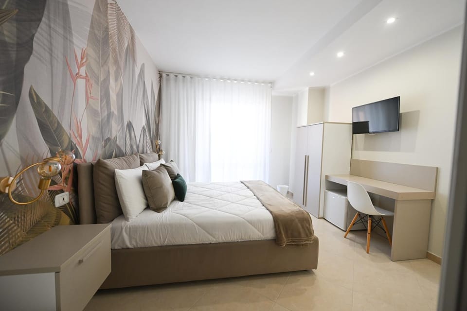 Bed, TV and multimedia, Bedroom