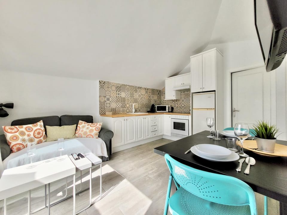 TV and multimedia, Kitchen or kitchenette, Living room, Seating area, Dining area